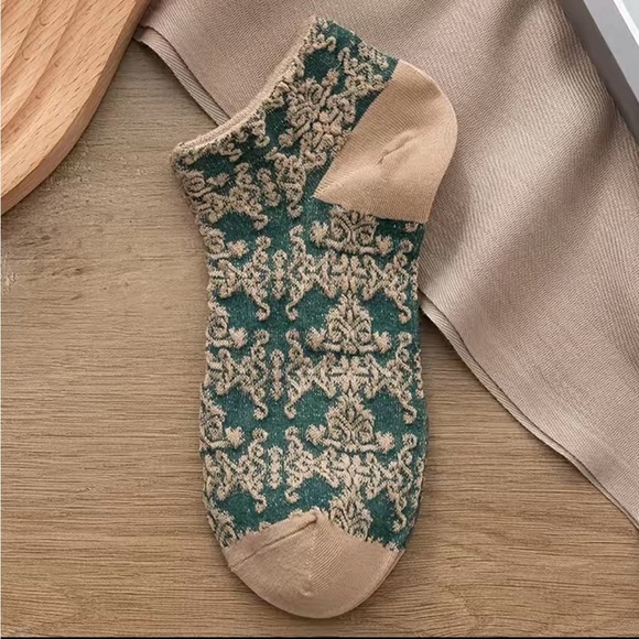 Women’s Floral Embroidered Socks 5 Pairs - Picture 5 of 6